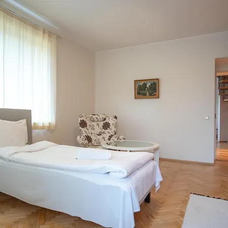 Cozy 3 Bedroom 2 Level Apartment *