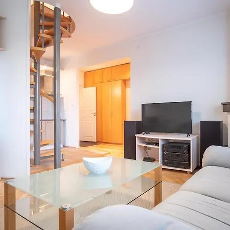 Cozy 3 Bedroom 2 Level Διαμέρισμα *