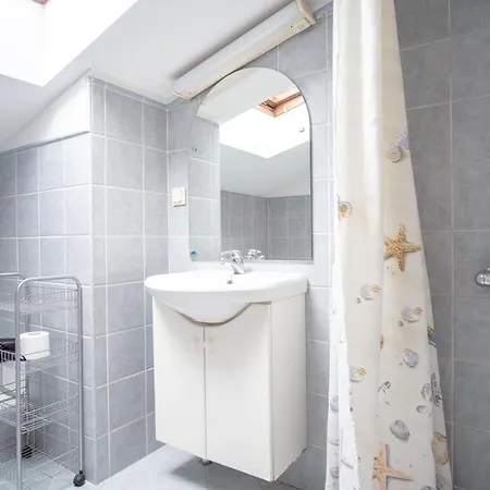 Cozy 3 Bedroom 2 Level Korter