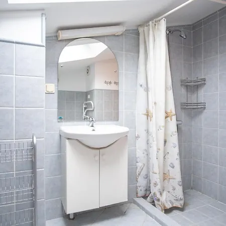 Cozy 3 Bedroom 2 Level