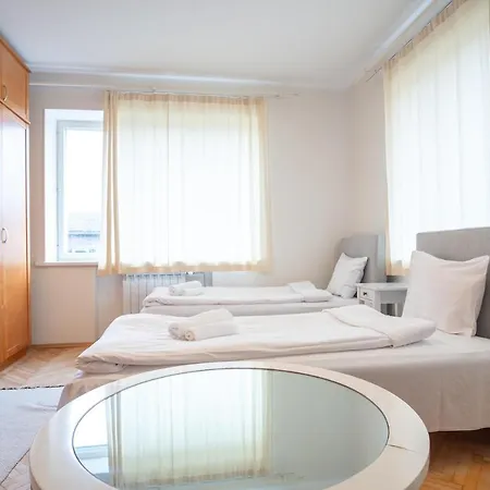 Cozy 3 Bedroom 2 Level *