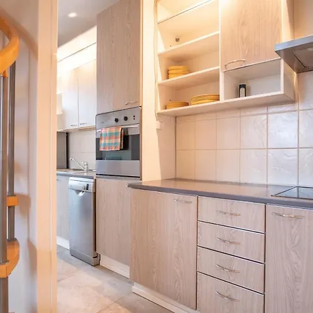 Cozy 3 Bedroom 2 Level *